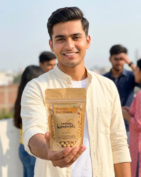 Concept visual: a person holding Foodcloud Roasted Gur Chana